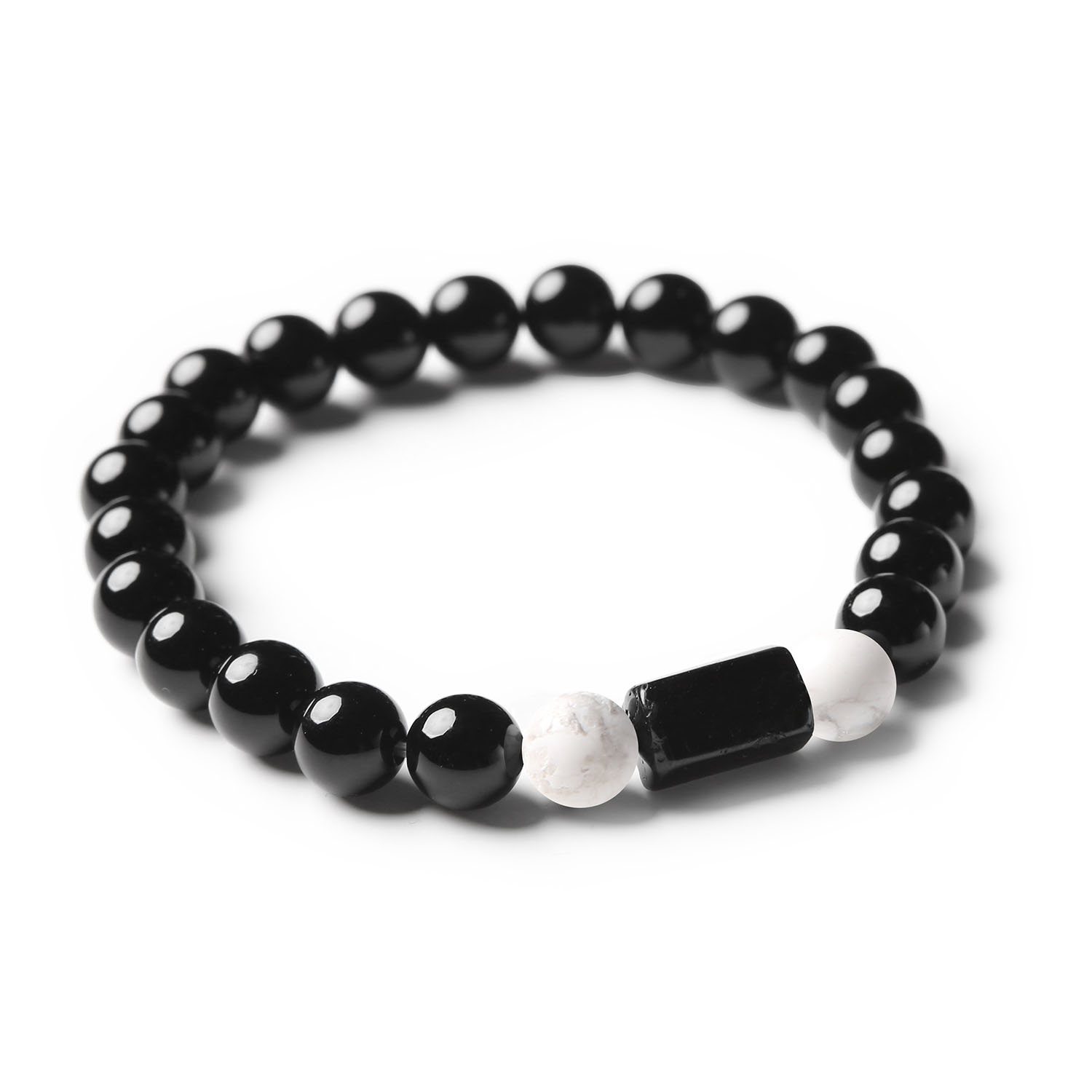 Zjawiskowa bransoletka z howlitowym spokojem, turmalinowym duchem oraz onyxową elegancją – idealny kompan dla dusz spragnionych wyrafinowanego stylu.