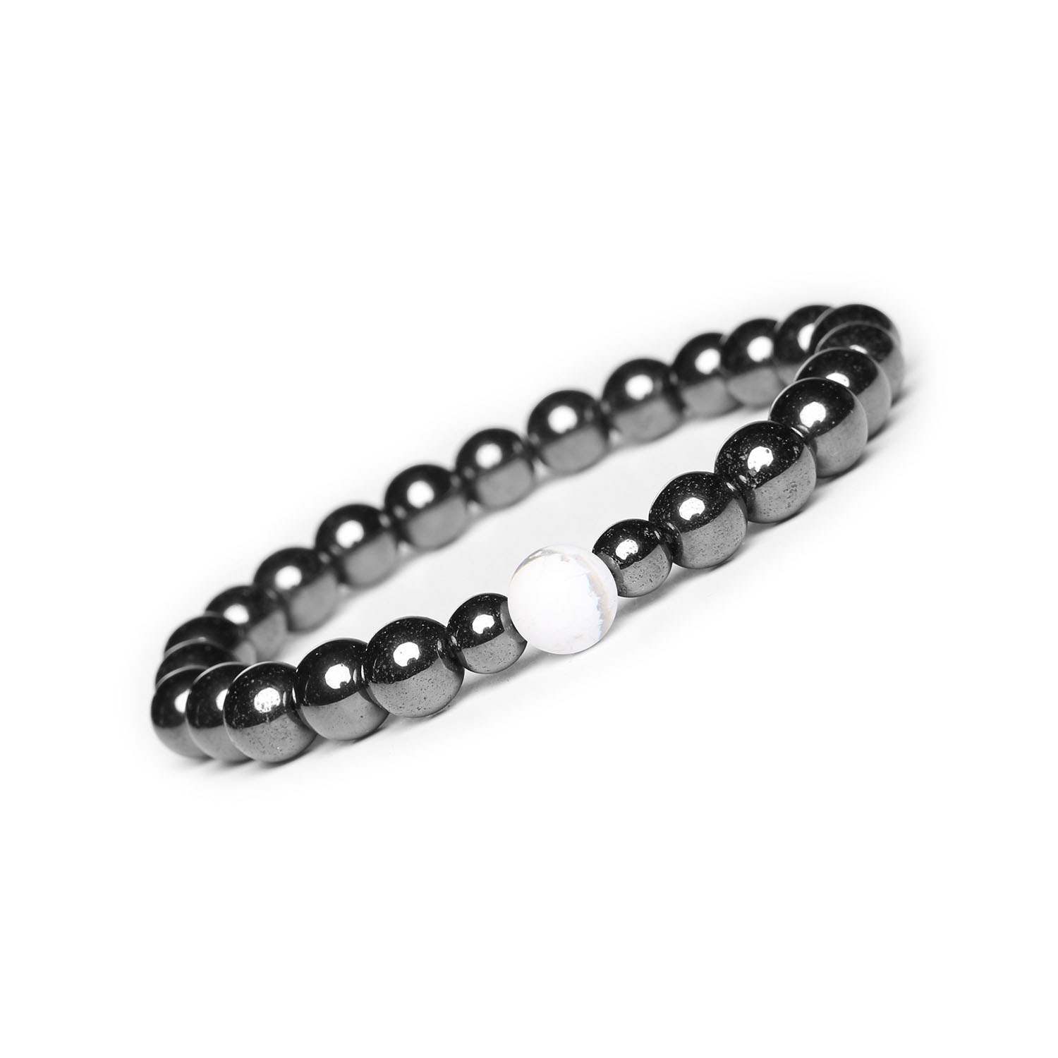 Bransoletka Binthe Jak połączenie howlitu i hematytu grafitowego. Naturalne kamienie dla wszystkich Bransoletka Binthe wykonana z naturalnych kamieni: damski i męski design z howlit i hematyt grafitowy.