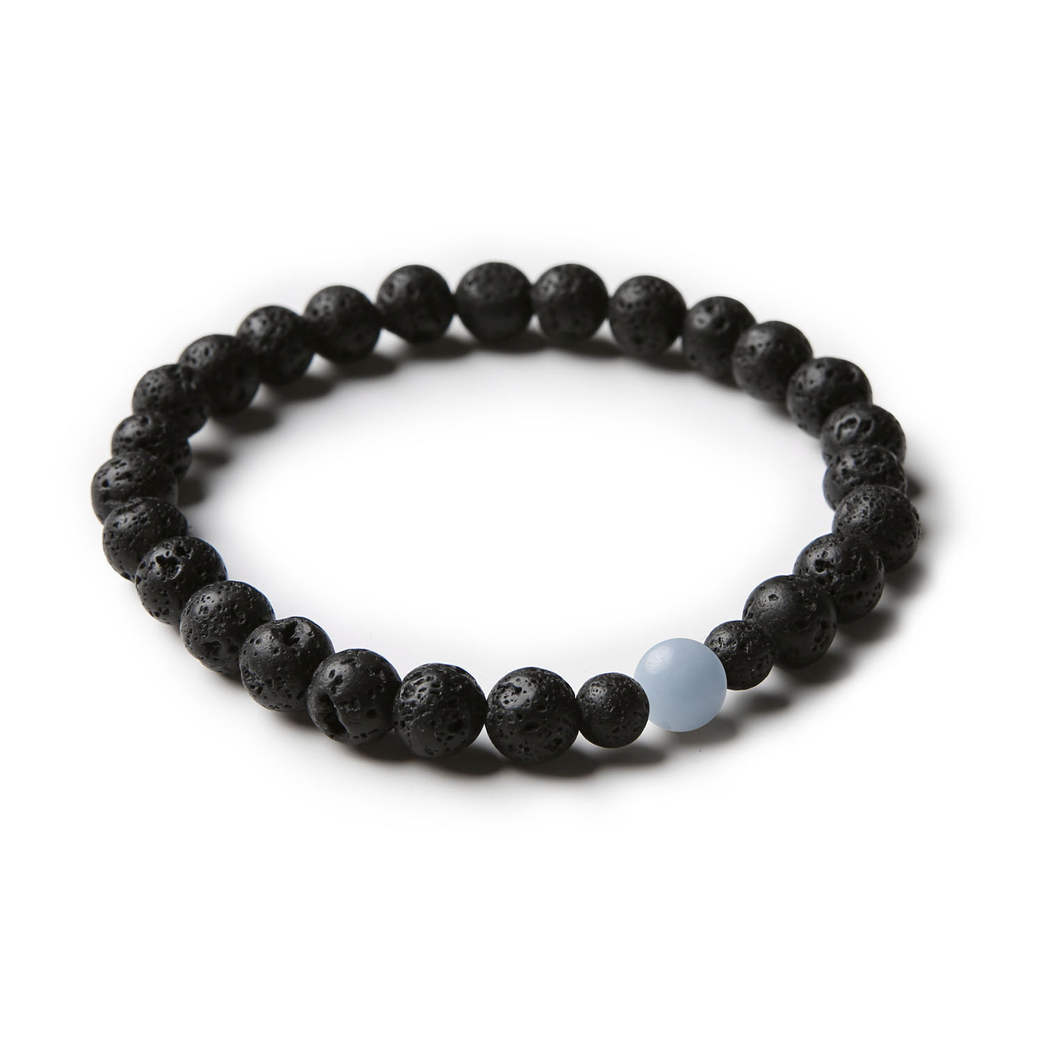 Bransoletka Binthe z lawy wulkanicznej i angelitu z Peru, dostępna w wersji damskiej i męskiej.