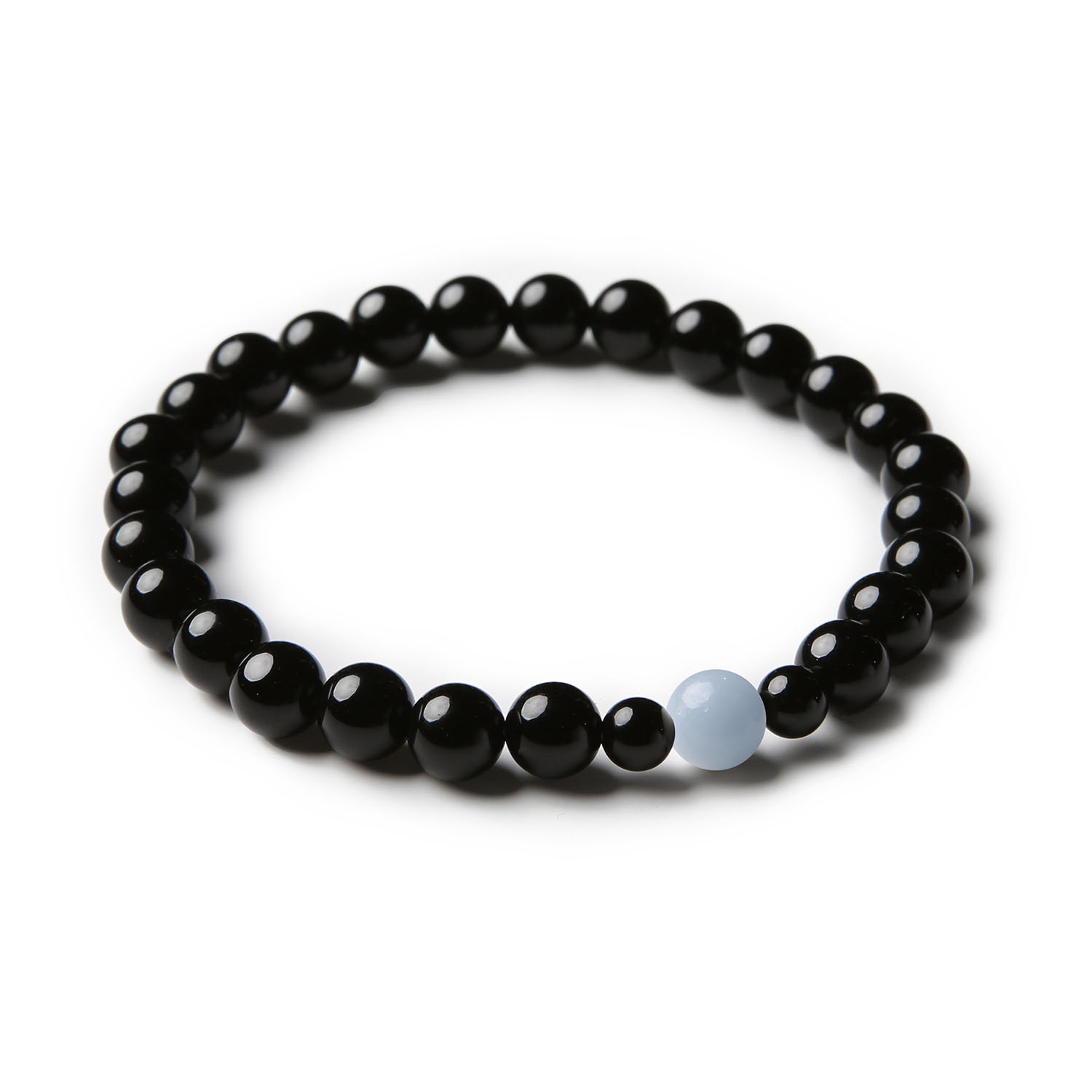 Bransoletka z kolekcji Binthe z angelitem z Peru i onyksami, zaprojektowana zarówno dla kobiet, jak i mężczyzn.