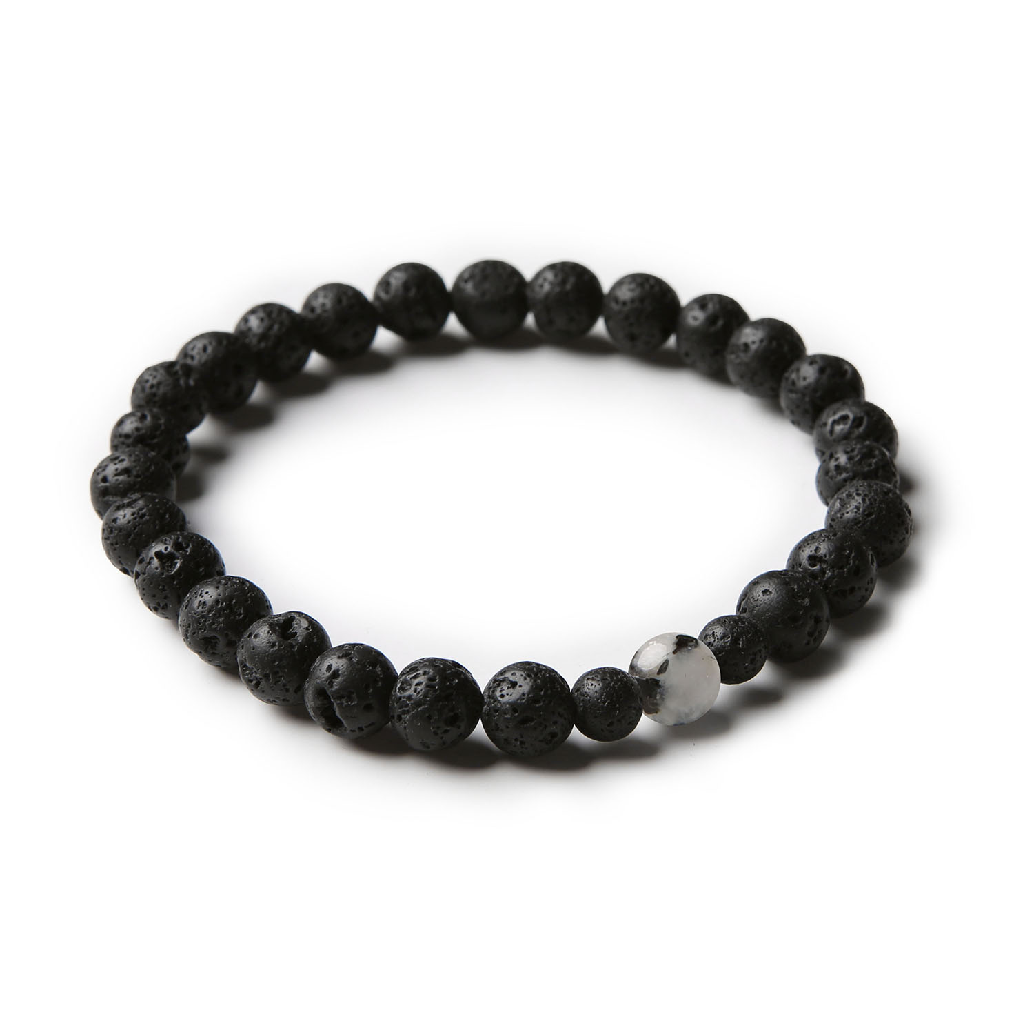Bransoletka z kolekcji Binthe łącząca kamień księżycowy łaciaty i lawę wulkaniczną, dostępna dla kobiet i mężczyzn.