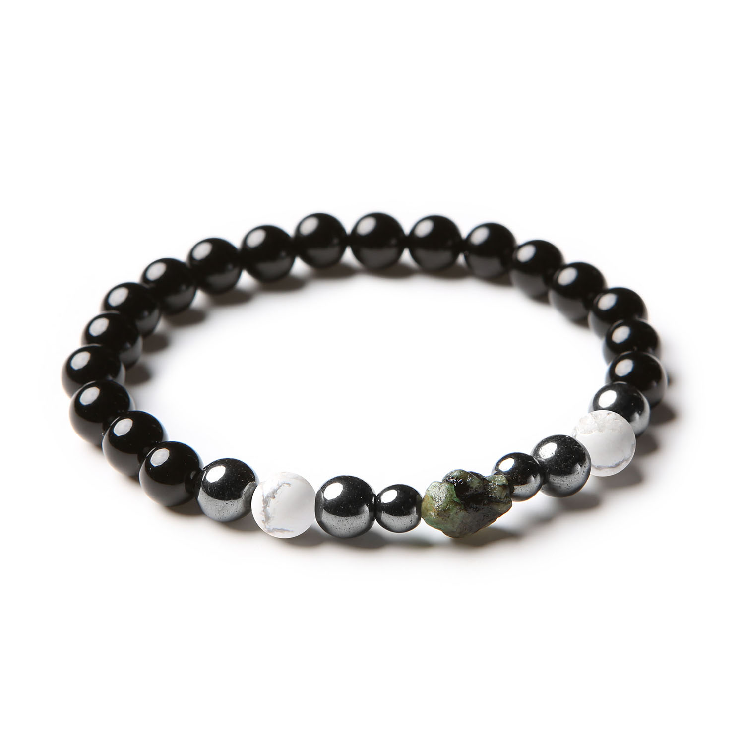 Bransoletka z kolekcji Elai, ozdobiona kamieniami jak howlit, szmaragd, onyks i hematyt grafitowy, dostępna w wersji damskiej i męskiej.