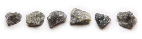 Labradoryt to kamień magii i tajemnic. Działa na intuicję, chroni przed negatywną energią, ułatwia zmiany i otwiera nowe ścieżki.