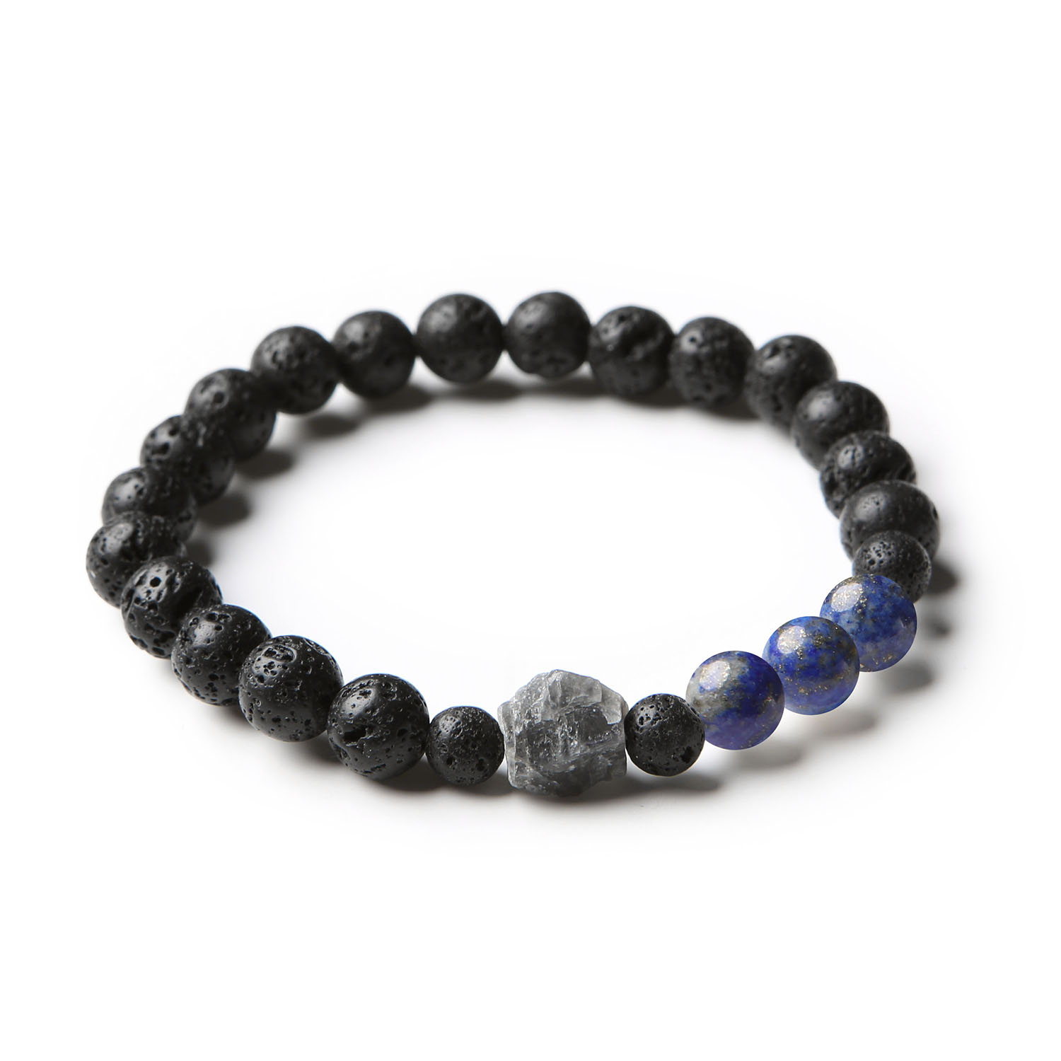 Naturalna bransoletka z kamieniami lapis lazuli, labradorytem i lawą wulkaniczną w kolekcji Derdr, pasująca zarówno do męskich, jak i damskich stylizacji.