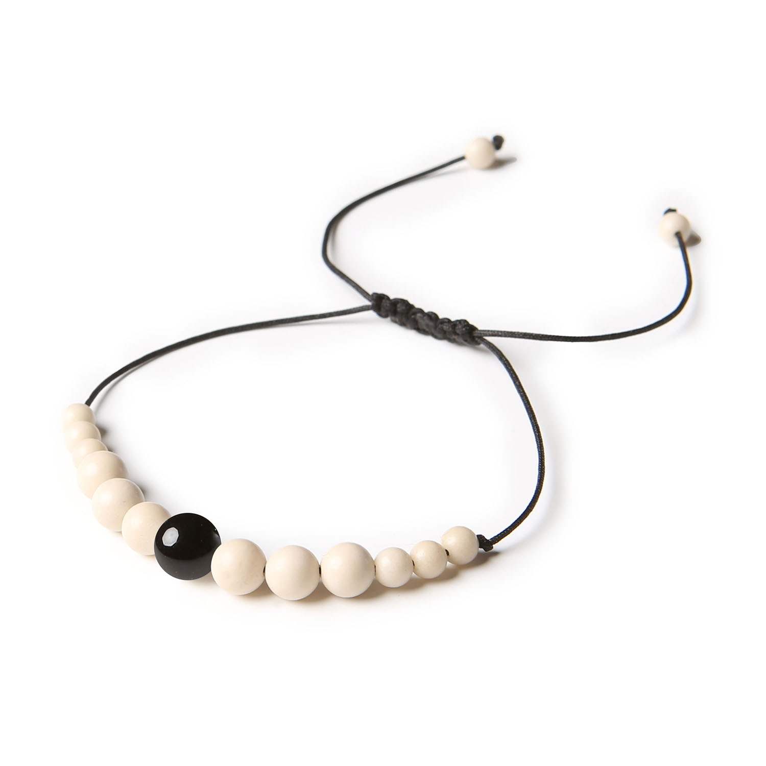 Bransoletka Jaue z onyksem i kamieniem rzecznym, dostępna w wersji damskiej i męskiej Bransoletka z kolekcji Jaue, stworzona z onyksu i kamienia rzecznego, dostępna dla obu płci.