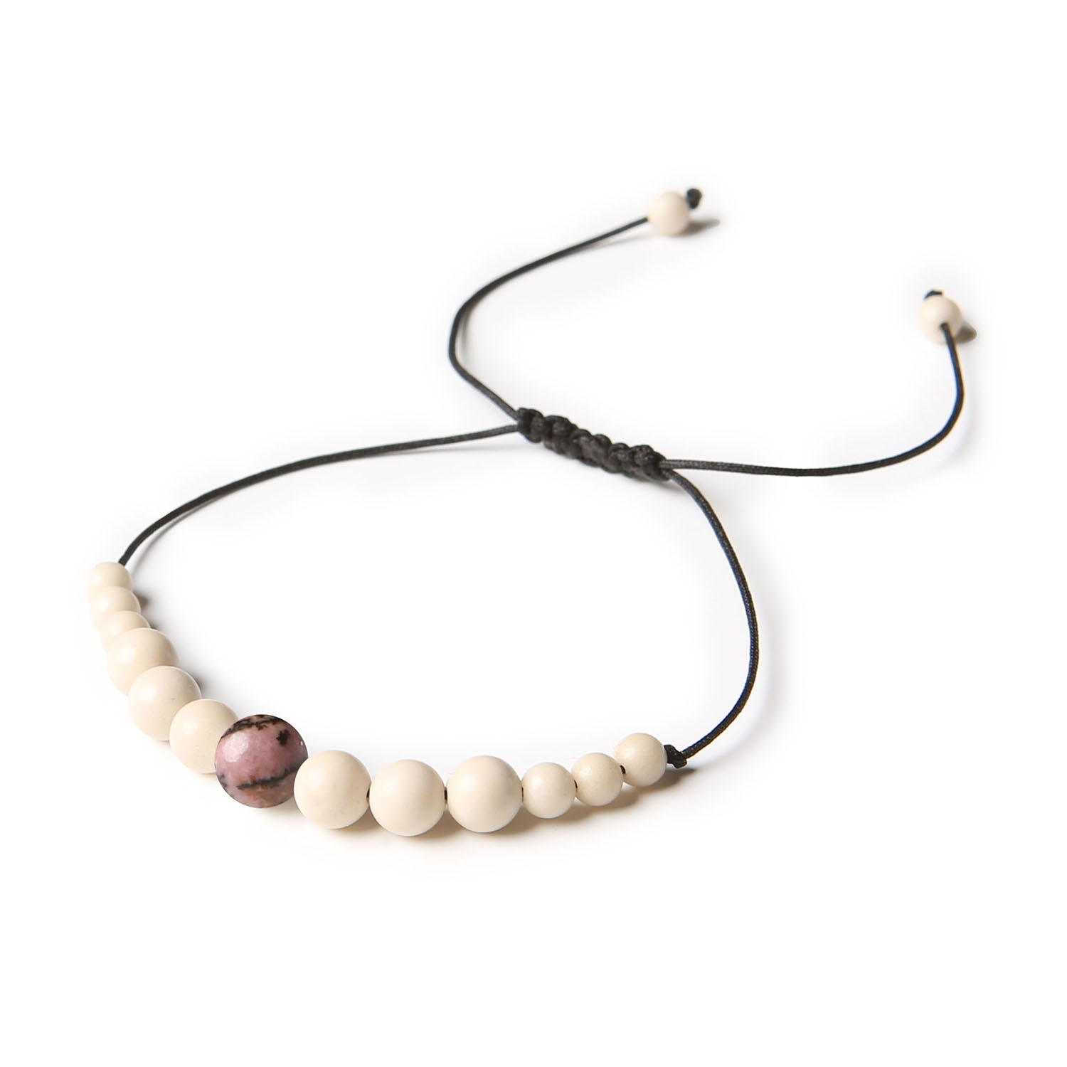 Bransoletka na sznurku z kolekcji Jaue, łącząca rodonit różowo-czarny i kamień rzeczny, stworzona dla kobiet i mężczyzn Bransoletka z kolekcji Jaue, wykonana z naturalnego rodonitu w kolorach różowo-czarnym i kamienia rzecznego, dostępna dla mężczyzn i kobiet.