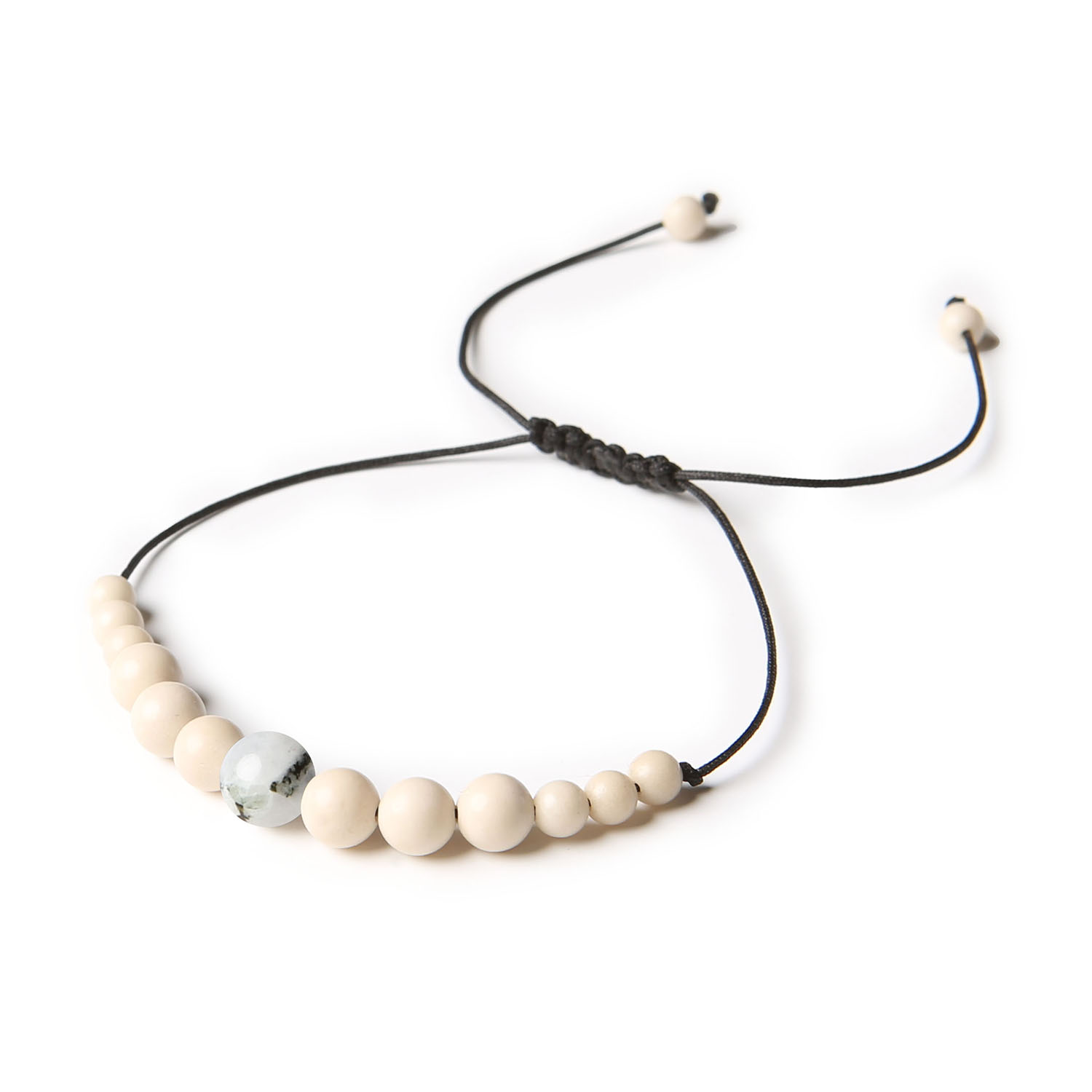 Bransoletka na sznurku z kolekcji Jaue z kamieniem Księżycowym Łaciatym i kamieniem Rzecznym, dostępna w wersji damskiej i męskiej Damska i męska bransoletka z kolekcji Jaue, ozdobiona Kamieniem Księżycowym Łaciatym oraz Kamieniem Rzecznym.