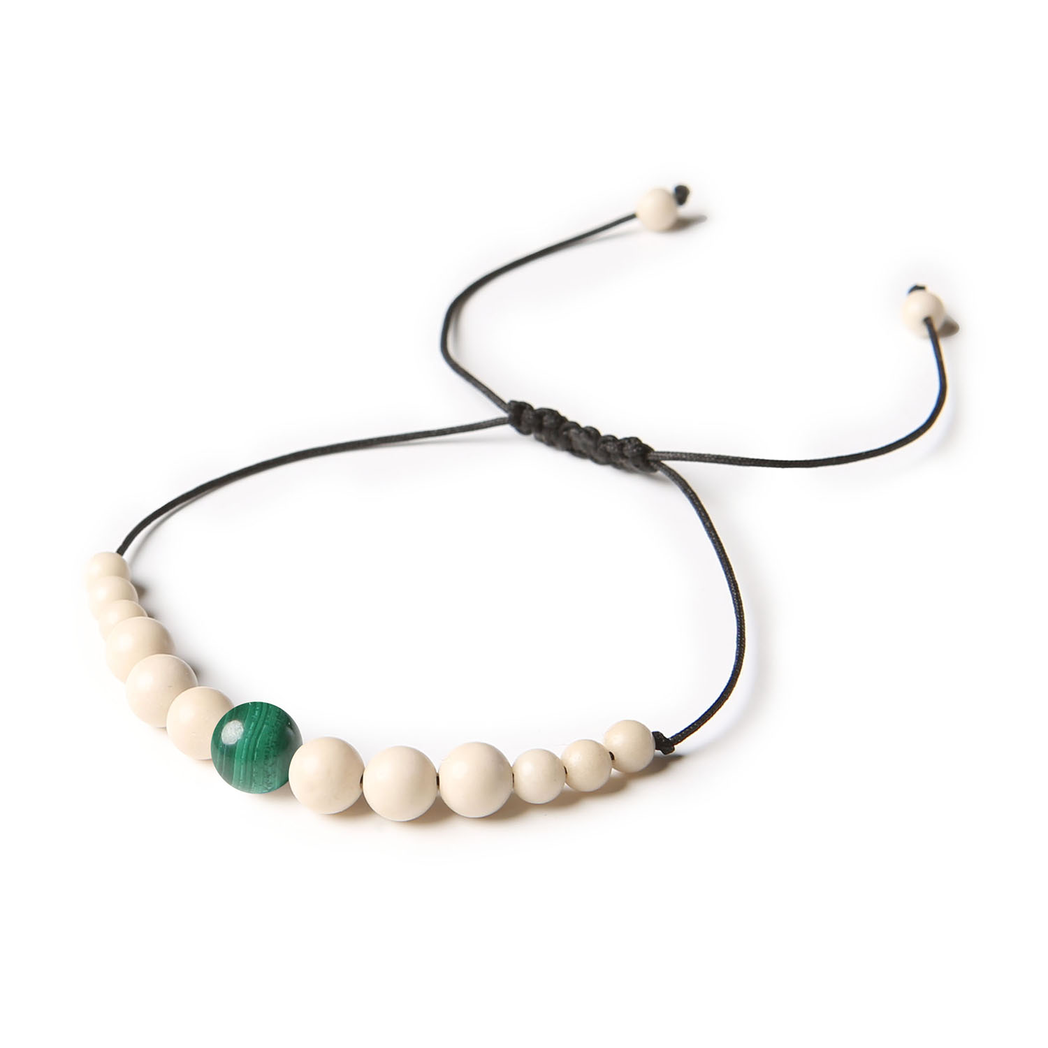 Elegancka bransoletka na sznurku z kolekcji Jaue, dostępna w wersji dla kobiet i mężczyzn z malachitem i kamieniem rzecznym Stylowa bransoletka z naturalnymi kamieniami – malachitem i kamieniem rzecznym – z kolekcji Jaue, dostępna w wersji dla kobiet i mężczyzn.