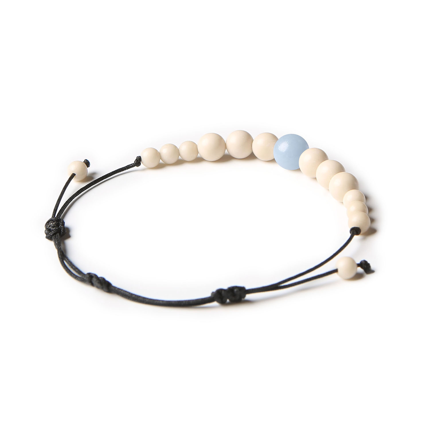 Bransoletka z kolekcji Jaue z naturalnymi kamieniami, w tym angelitem z Peru i kamieniem rzecznym, dostępna zarówno dla kobiet, jak i dla mężczyzn.