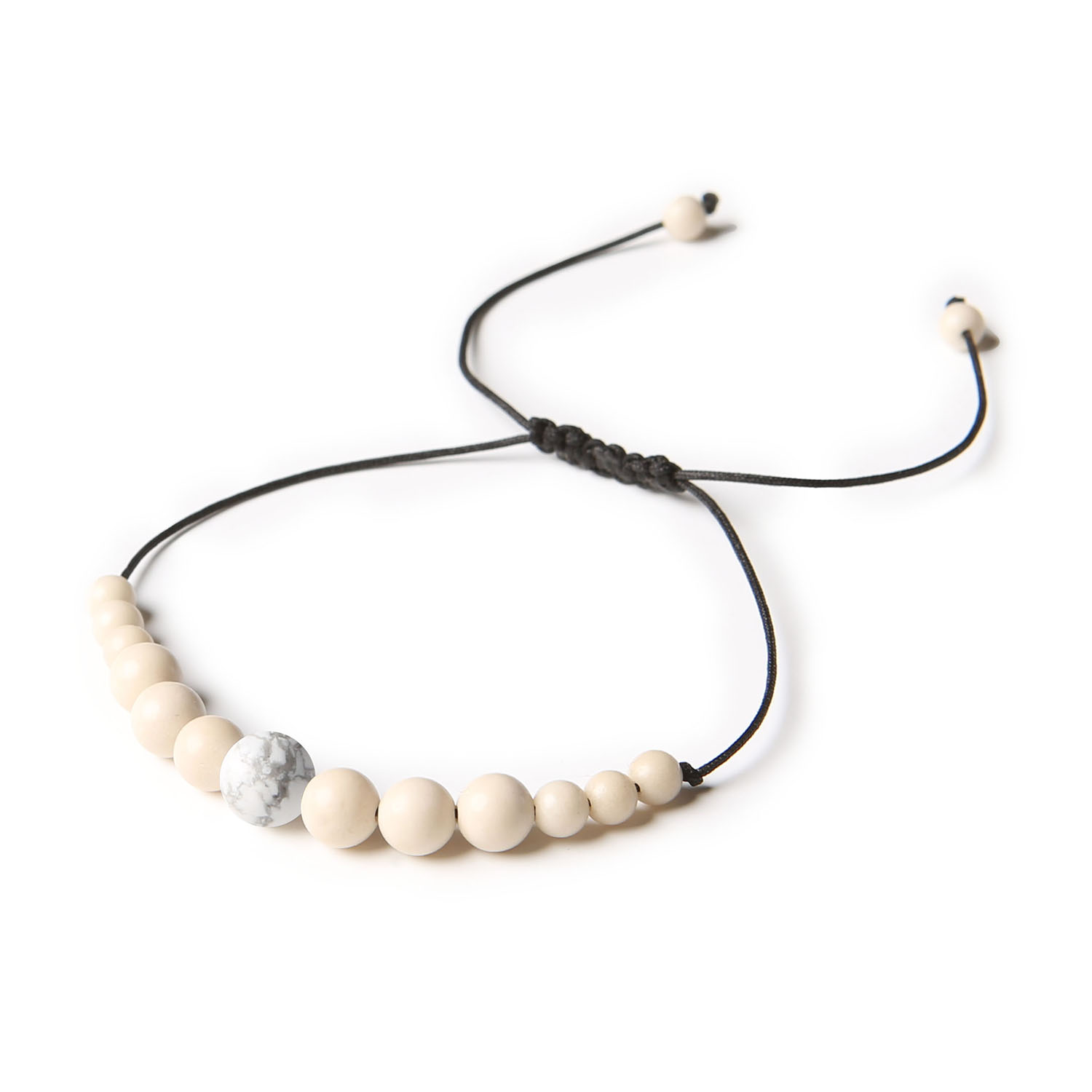 Kolekcjonerska bransoletka na sznurku Jaue z howlitą i kamieniem rzecznym, uniwersalna dla każdego Elegancka bransoletka z kolekcji Jaue, wykonana z howlitu i kamienia rzecznego, idealna dla kobiet i mężczyzn.