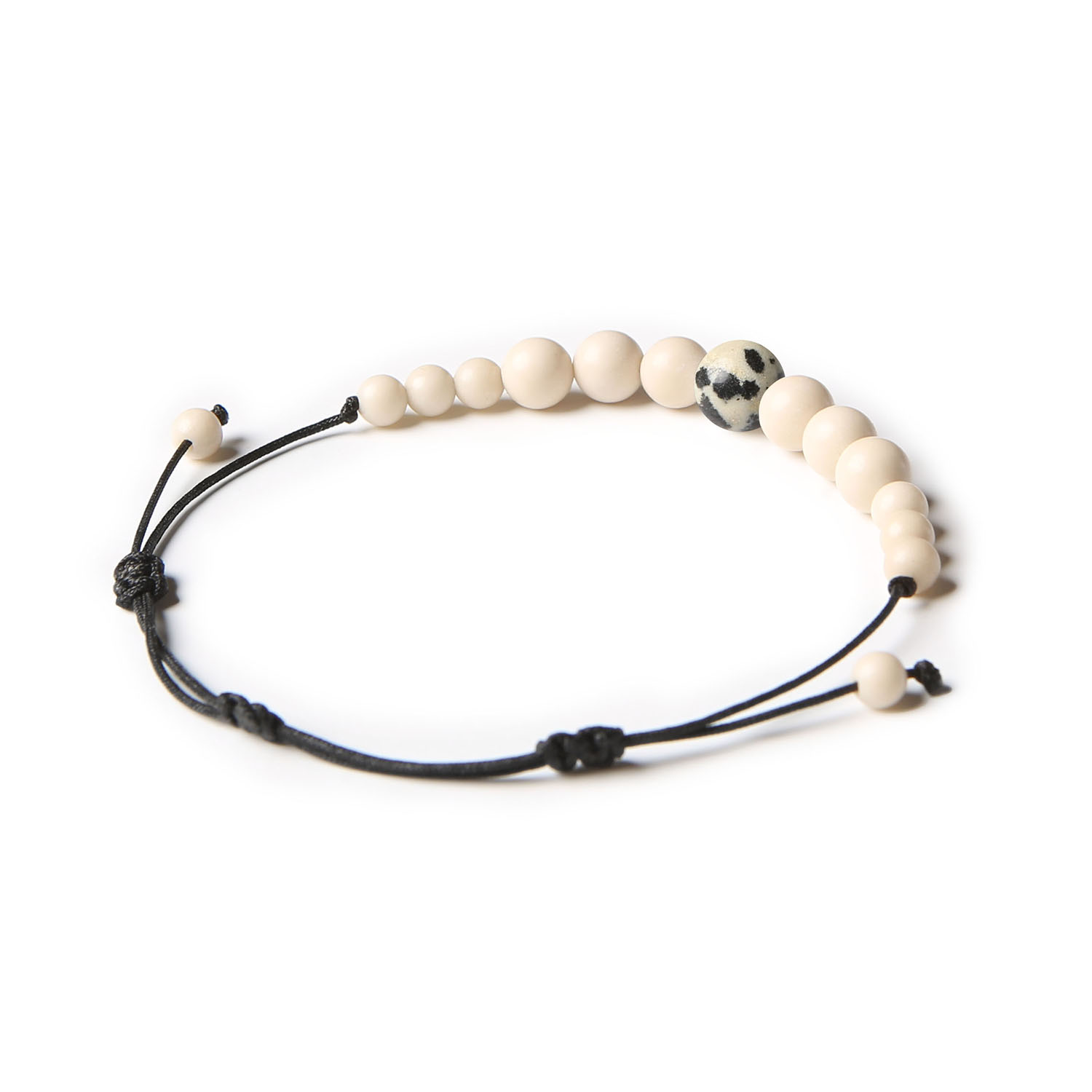 Elegancka bransoletka Jaue z jaspisem dalmatyńskim i kamieniem rzecznym, dostępna zarówno dla kobiet, jak i mężczyzn.