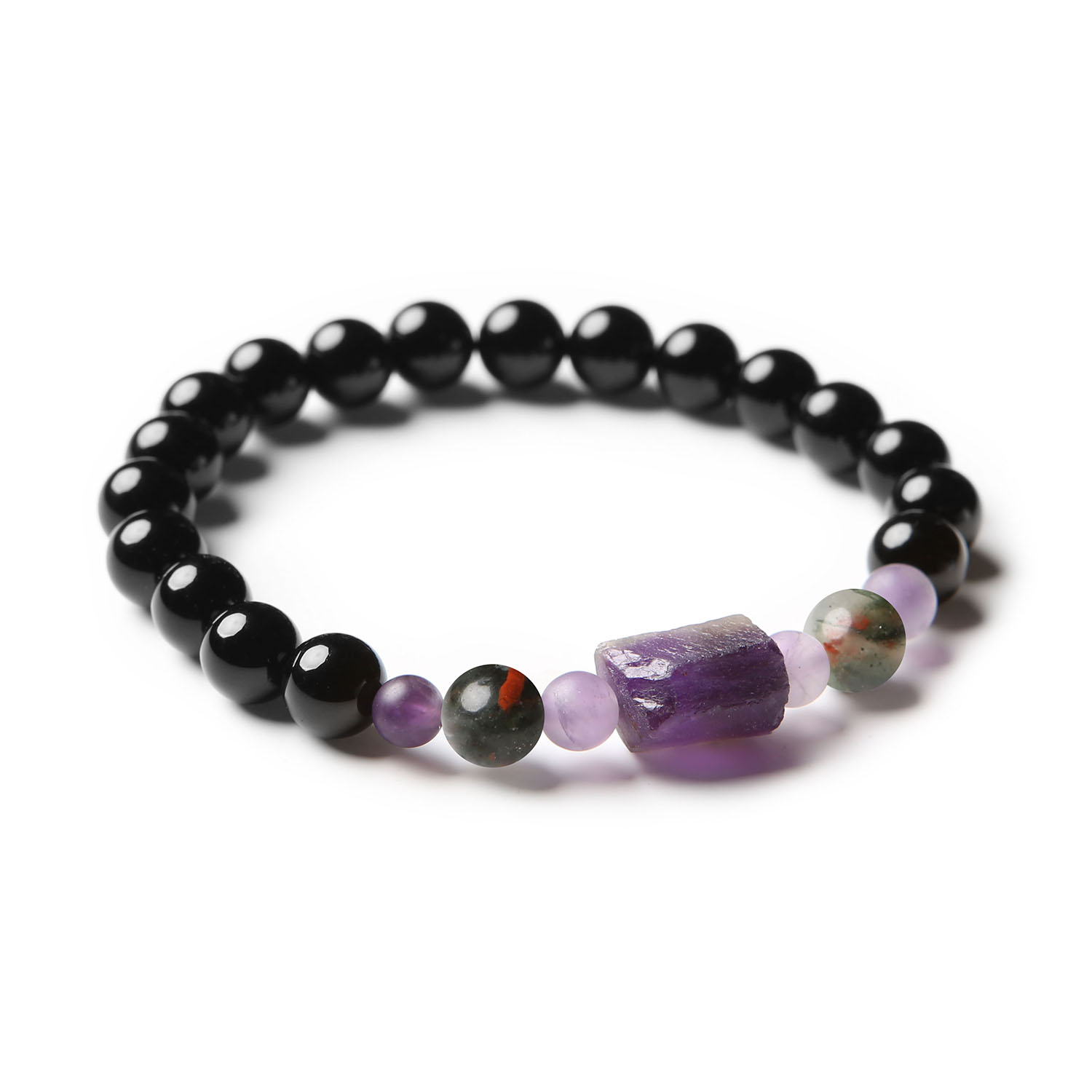 Przywołaj klimat naturalnej piękności z kolekcji Kema! Wybrana bransoletka łączy w sobie Heliotrop, Ametyst i Onyks, tworząc niepowtarzalną kompozycję. Idealna dla tych, którzy cenią sobie oryginalne akcesoria.