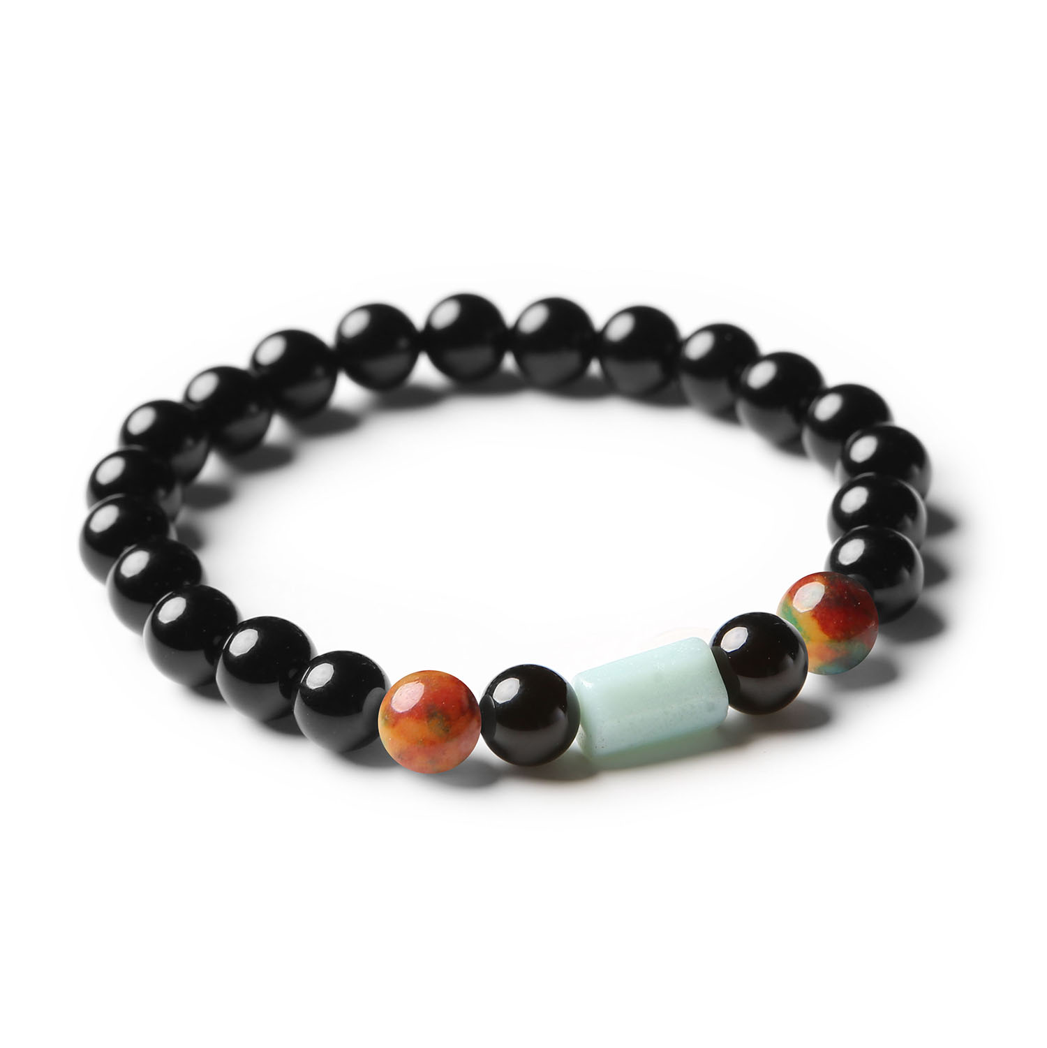 Niezależnie od gustu, bransoletki z kolekcji Laeri są idealne dla wszystkich. Naturalne kamienie, takie jak agat, amazonit i onyks, sprawiają, że każda garderoba jest bardziej urocza.