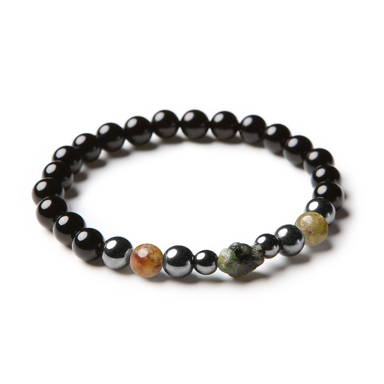 Kto potrafi powiedzieć, że ta bransoletka to tylko ozdoba? Może niezauważalnie ukrywa w sobie szmaragd, onyks i hematyt grafitowy. Każdy kamień to prawdziwy skarb. Bransoletka z kolekcji Elai to nie tylko stylowy akcent, ale i symbol urody i wyobraźni.