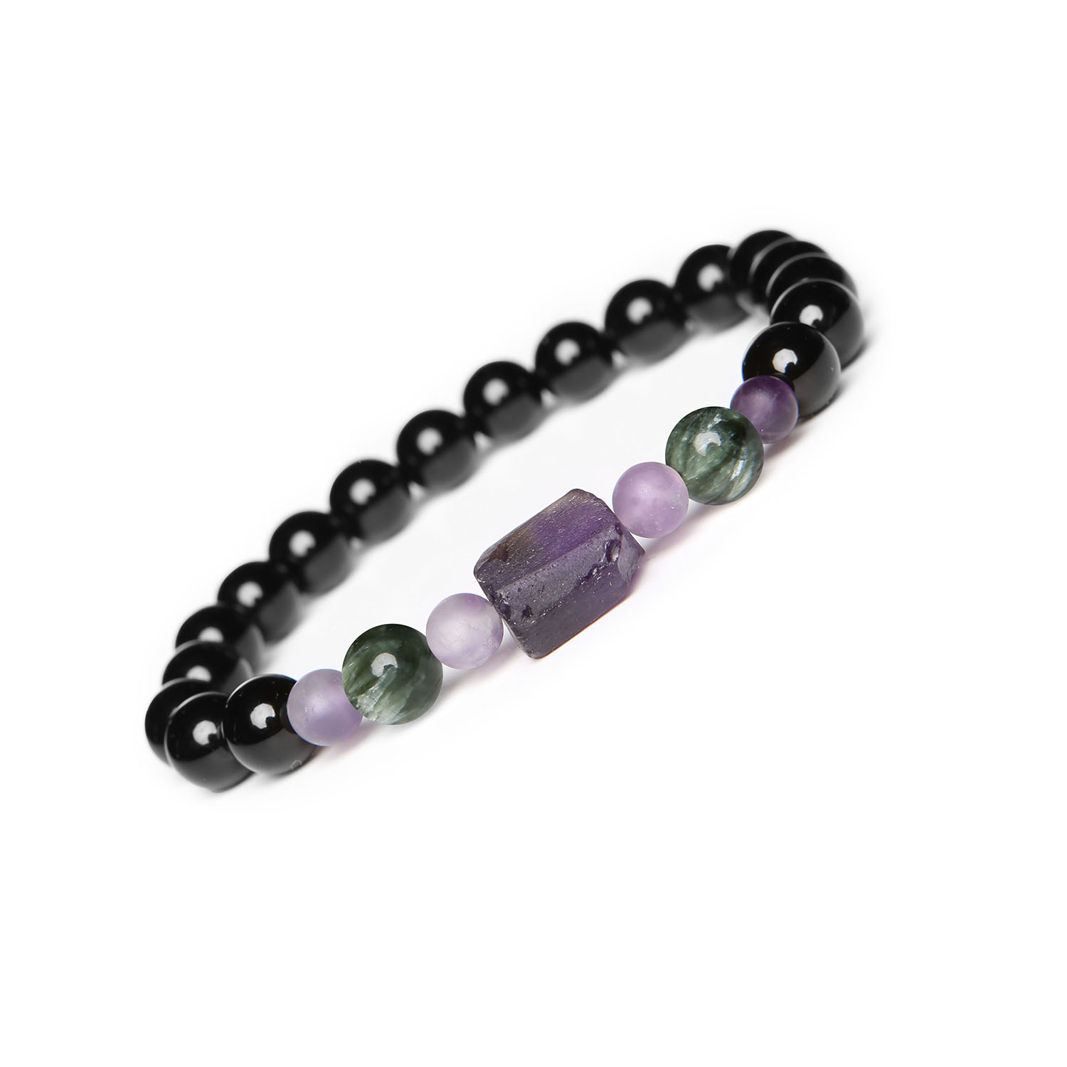 Modna bransoletka na gumce z serafinitu, ametystu i onksu z kolekcji Kema dla kobiet i mężczyzn Bransoletka Kema z naturalnymi kamieniami: serafinit, ametyst i onyks - elegancki dodatek dla kobiet i mężczyzn.