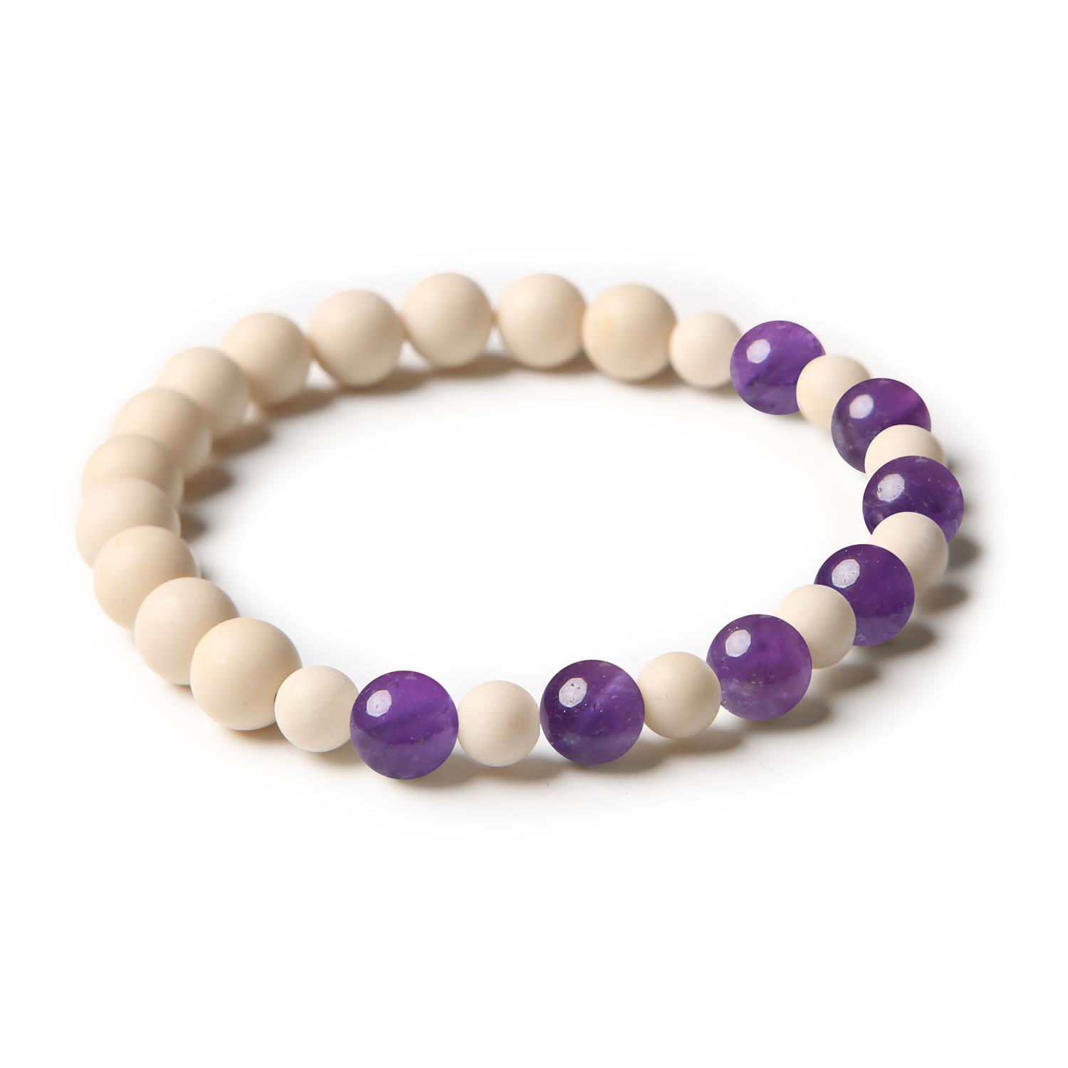 Bransoletka z kolekcji Mijaha z kamieniami naturalnymi, w tym ametystem i kamieniem rzecznym, uniwersalna dla każdego.
