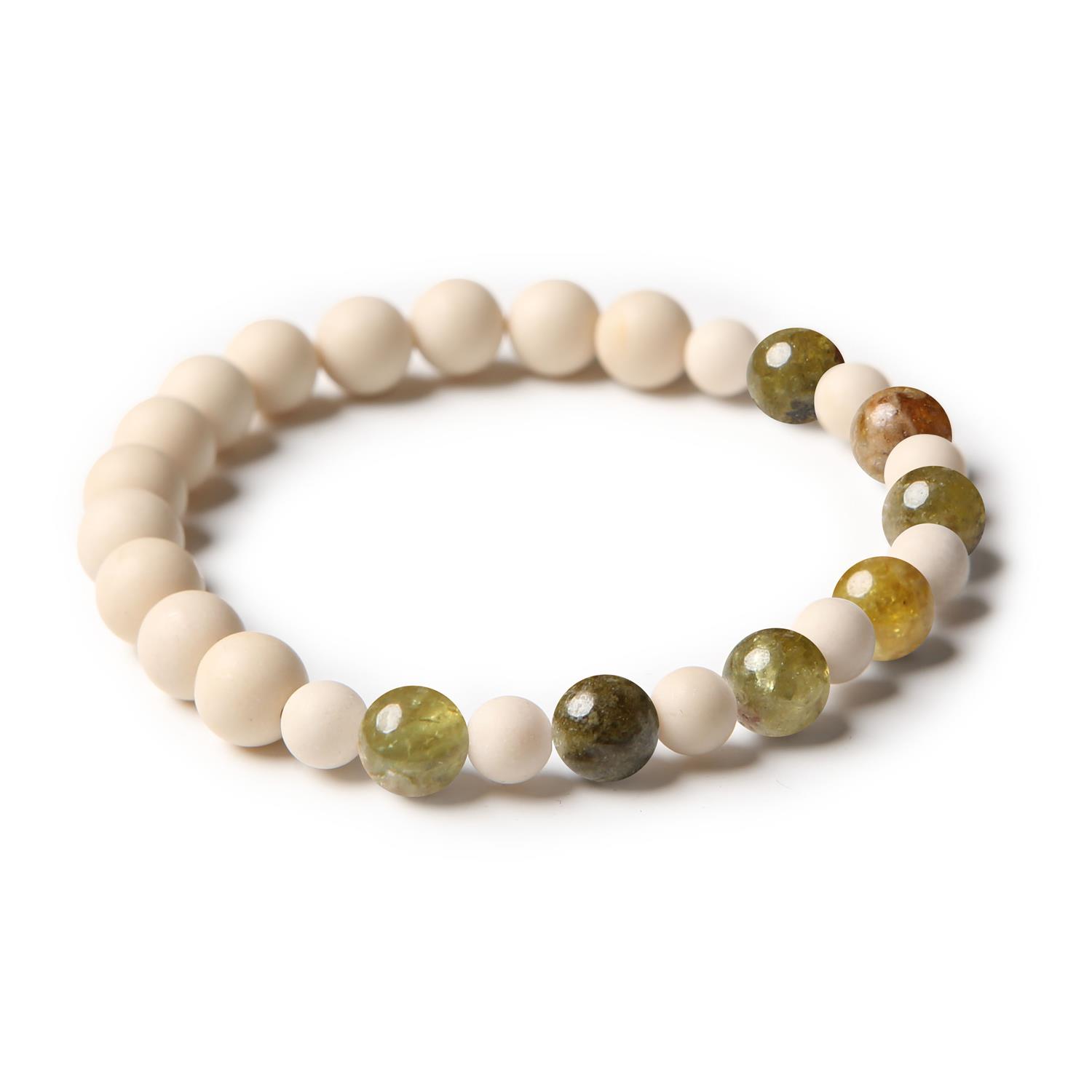 Bransoletka z kolekcji Mijaha, wykonana z zielonego granatu i kamieni rzecznych, idealna dla kobiet i mężczyzn.