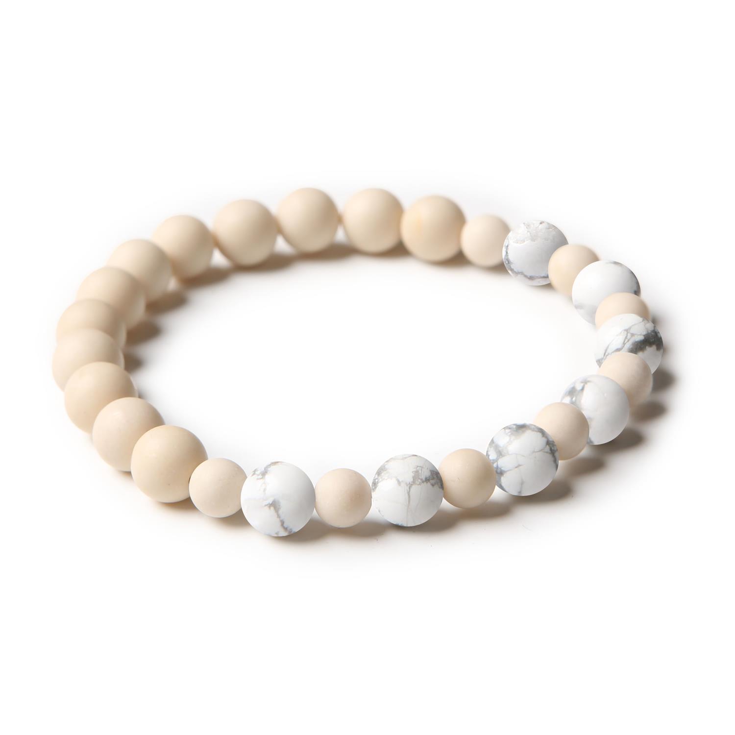 Bransoletka z kolekcji Mijaha wykonana z naturalnych kamieni: howlit i kamień rzeczny, idealna dla kobiet i mężczyzn.