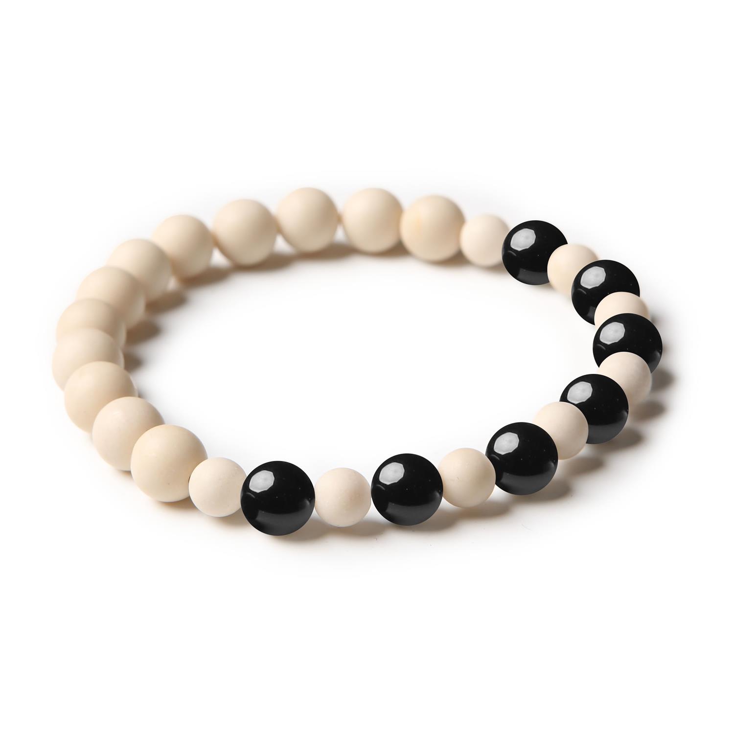 Bransoletka z kolekcji Mijaha wykonana z naturalnych kamieni, w tym onyksu i kamienia rzecznego, idealna dla kobiet i mężczyzn.